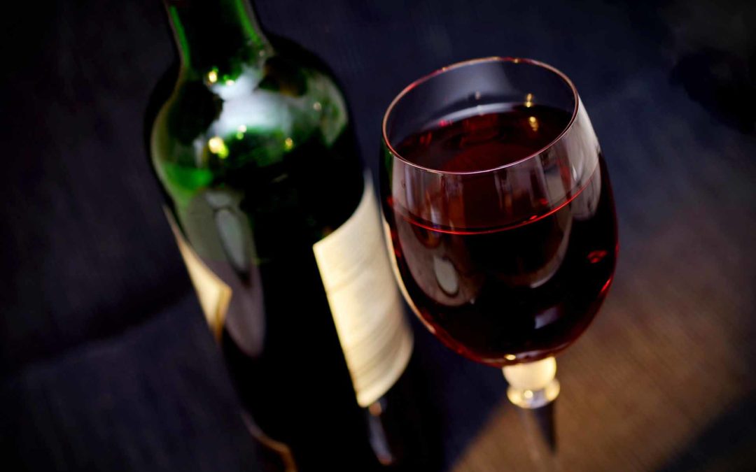 Come assaggiare il vino correttamente anche se non sei un sommelier